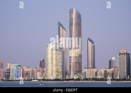 Des toits de bâtiments modernes le long du front de mer de la Corniche d'Abu Dhabi Emirats Arabes Unis Banque D'Images