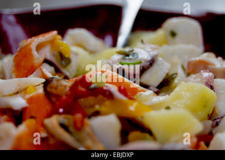 Plat traditionnel de l'alimentation méditerranéenne : salade de la mer Banque D'Images