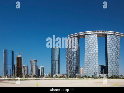 Des tours d'habitation modernes et des immeubles de bureaux, la Tour de la porte sur la droite, en construction sur Al Reem Island Abu Dhabi ÉMIRATS ARABES UNIS Banque D'Images