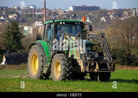 Agriculteur de son tracteur au travail de terrain, l'Allemagne, en Rhénanie du Nord-Westphalie, région de la Ruhr, à Essen Banque D'Images