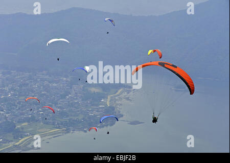 Paraglidiers au Lac Phewa, Népal, Pokhara Banque D'Images