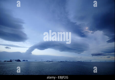 Vue panoramique sur la mer de Weddell à la côte de la péninsule dans la zone 'Larsen A' au coucher du soleil, l'Antarctique Banque D'Images