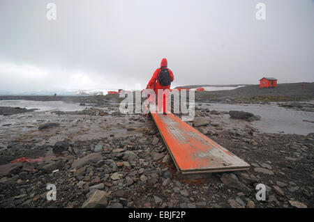 Les scientifiques de Jubany gare à pied dans le paysage des déchets de Potter Cove, l'Antarctique, l'île du Roi George Banque D'Images