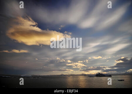 Vue panoramique sur la mer de Weddell à la côte de la péninsule dans la zone 'Larsen A' au coucher du soleil, l'Antarctique Banque D'Images