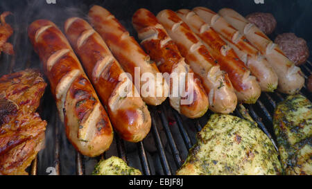 Les saucisses sur la grille du barbecue Banque D'Images