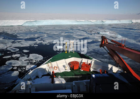 Vue panoramique sur la proue d'un navire de recherche à la limite de l'iceshelf désintégré dans la zone 'Larsen A', l'Antarctique Banque D'Images