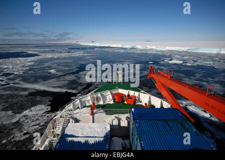 Vue panoramique sur la proue d'un navire de recherche à la limite de l'iceshelf désintégré dans la zone 'Larsen A', l'Antarctique Banque D'Images