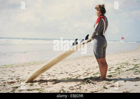 Surfer avec surfboard on beach, Lacanau, France Banque D'Images