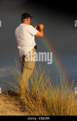 Homme debout dans les dunes, imagerie de l'arc-en-ciel, Grèce, Macédoine, Messinien, Messénie, Natura 2000 Banque D'Images