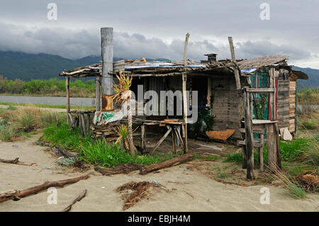 Cabane en bois en décomposition après avoir servi comme d'un bar de plage, Grèce, Macédoine, Delta Pinios Banque D'Images