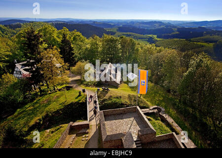 Vue panoramique depuis la tour du château de l'Ginsburg haut au-dessus de la ville, l'Allemagne, en Rhénanie du Nord-Westphalie, Siegerland, Hilchenbach Banque D'Images