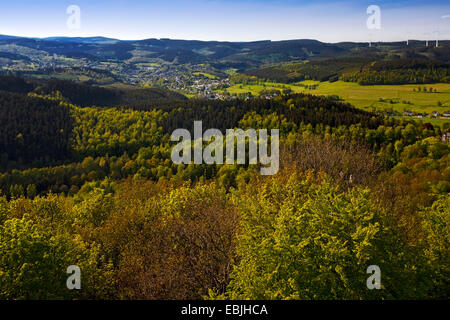 Vue panoramique depuis la tour du château de l'Ginsburg haut au-dessus de la ville, l'Allemagne, en Rhénanie du Nord-Westphalie, Siegerland, Hilchenbach Banque D'Images