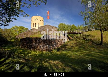 Ruine de l'Ginsburg haut au-dessus du quartier Grund, Allemagne, Rhénanie du Nord-Westphalie, Siegerland, Hilchenbach Banque D'Images