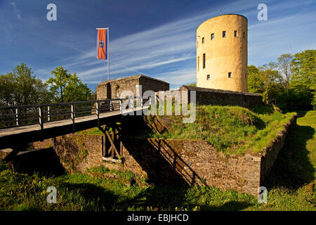 Ruine de l'Ginsburg haut au-dessus du quartier Grund, Allemagne, Rhénanie du Nord-Westphalie, Siegerland, Hilchenbach Banque D'Images