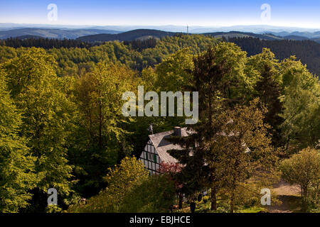 Vue panoramique depuis la tour du château de l'Ginsburg haut au-dessus de la ville, l'Allemagne, en Rhénanie du Nord-Westphalie, Siegerland, Hilchenbach Banque D'Images