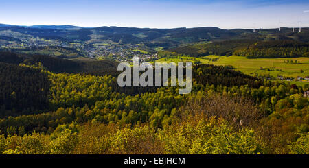 Vue panoramique depuis la tour du château de l'Ginsburg haut au-dessus de la ville, l'Allemagne, en Rhénanie du Nord-Westphalie, Siegerland, Hilchenbach Banque D'Images