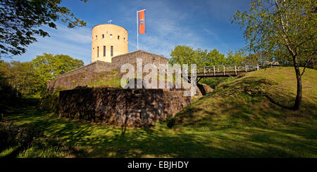 La ruine de l'Ginsburg haut au-dessus du quartier Grund, Allemagne, Rhénanie du Nord-Westphalie, Siegerland, Hilchenbach Banque D'Images