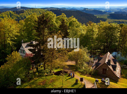 Vue panoramique depuis la tour du château de l'Ginsburg haut au-dessus de la ville, l'Allemagne, en Rhénanie du Nord-Westphalie, Siegerland, Hilchenbach Banque D'Images