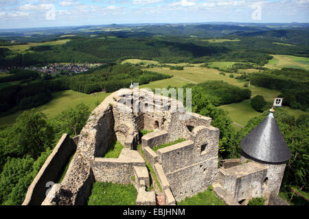 Vue panoramique à partir de Nuerburg theforest au château et prairie paysage de l'Eifel, Allemagne, Rhénanie-Palatinat, Nuerburg Banque D'Images