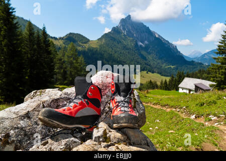 Bottes de randonnée rouge sur une randonnée dans les montagnes, Autriche Banque D'Images