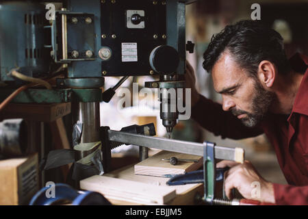 Artisan mature en composant forage atelier orgue à tuyaux Banque D'Images