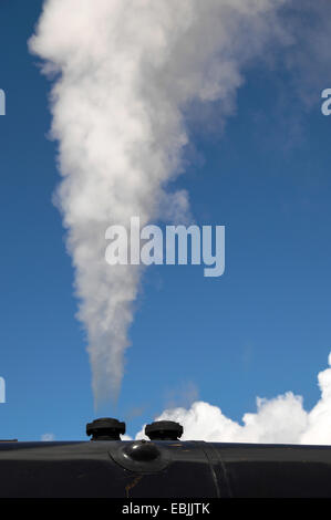 Nuage de fumée de la cheminée d'une locomotive à vapeur en face d'un ciel bleu, Royaume-Uni, Ecosse Banque D'Images