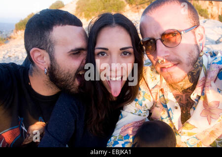 Close up de trois jeunes amis adultes faisant des grimaces à l'autre, Marseille, France Banque D'Images