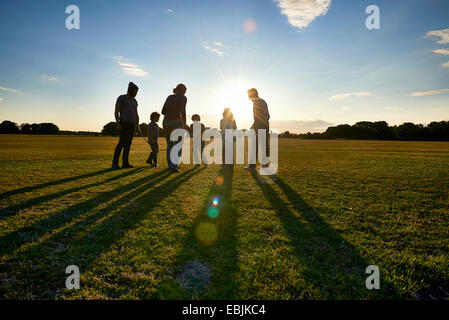 Famille promenade dans le parc Banque D'Images