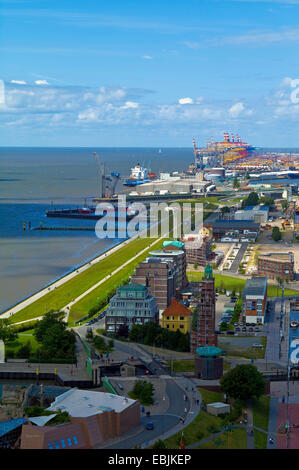 Vue panoramique sur l'Havenwelten et marina avec le terminal des conteneurs à l'arrière-plan, l'Allemagne, Bremen Banque D'Images