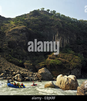 Rafting dans l'eau sauvage de la Gandaki River, au Népal Banque D'Images