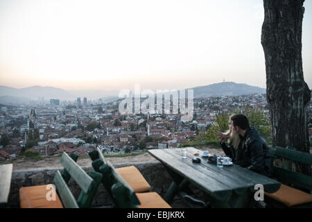 Au sommet de la couple sur Zuta Tabija, le Bastion Jaune à Sarajevo. Banque D'Images