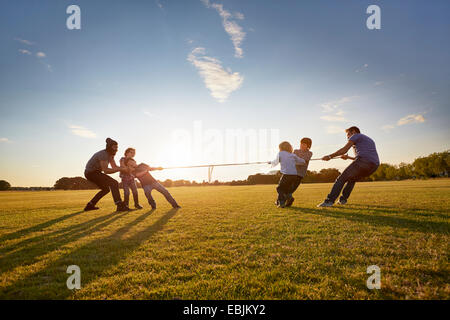 Famille bénéficiant d'activités de plein air dans le parc Banque D'Images