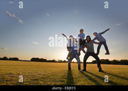 Famille bénéficiant d'activités de plein air dans le parc Banque D'Images