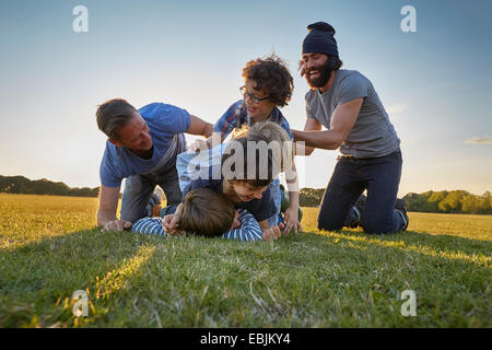 Famille bénéficiant d'activités de plein air dans le parc Banque D'Images