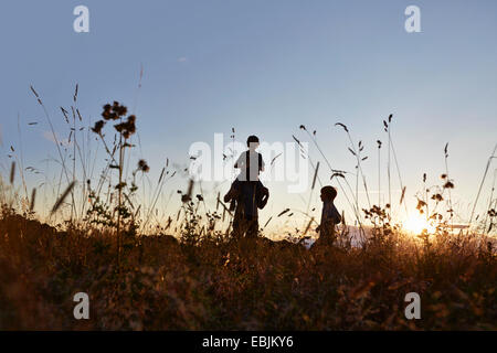 Famille promenade dans le parc Banque D'Images