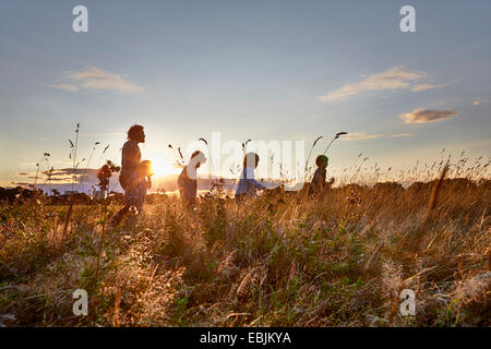 Famille promenade dans le parc Banque D'Images