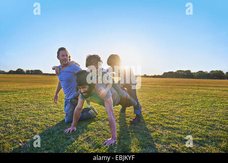 Famille bénéficiant d'activités de plein air dans le parc Banque D'Images