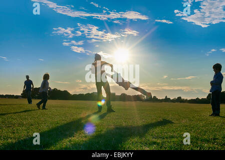 Famille bénéficiant d'activités de plein air dans le parc Banque D'Images