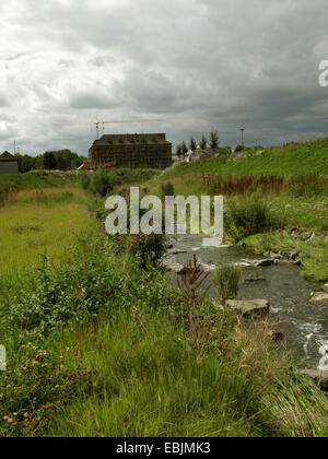 La renaturation de la rivière Emscher avec thunder clouds, Allemagne, Rhénanie du Nord-Westphalie, Ruhr, Dortmund Banque D'Images