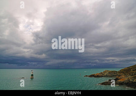 Rainclouds sombre au-dessus de la mer, France, Bretagne, Anse du Pisso, Pleneuf-Val-Andre Banque D'Images