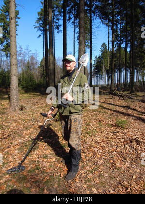 Chasseur de trésors, dans une forêt à Sauerland, Allemagne, Rhénanie du Nord-Westphalie Banque D'Images