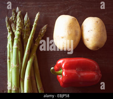 Vue de dessus d'asperges fraîches, pommes de terre et de poivron rouge sur la table Banque D'Images