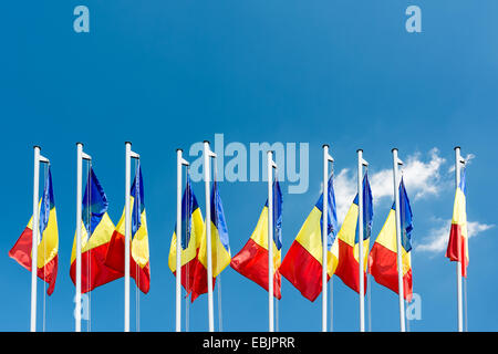 Mâts de drapeau roumain on Blue Sky Banque D'Images