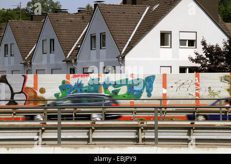 Barrière de bruit à l'autoroute A44 au cenntre de Essen-Kupferdreh, Allemagne, Nordrhein Westfalen, Ruhr, Essen Banque D'Images