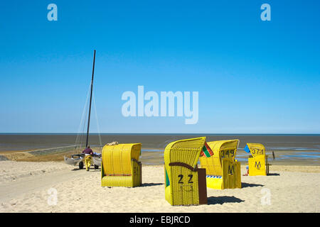 Chaises de plage en osier couvert et en catamaran sur la plage, l'Allemagne, Sahlenburg Basse-saxe, Cuxhaven Banque D'Images