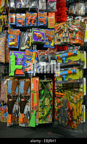 Un affichage des armes-jouets à la vente à un grand magasin à Greenwich Village, New York City appelé l'aventure de l'Halloween. Banque D'Images