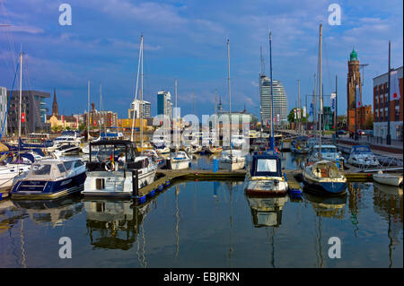 Marina dans le nouveau port de Bremerhaven, Allemagne, Banque D'Images