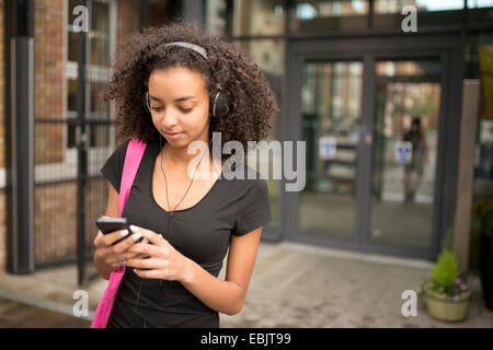 Jeune femme à l'aide de mp3 player Banque D'Images