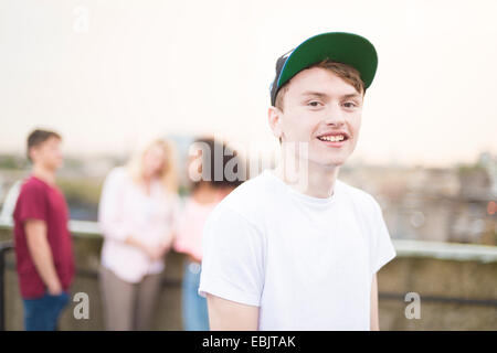 Teenage boy wearing baseball cap Banque D'Images