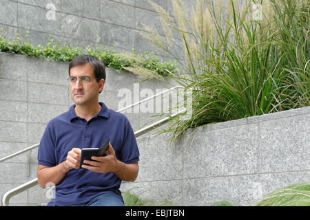 Man using smartphone Banque D'Images